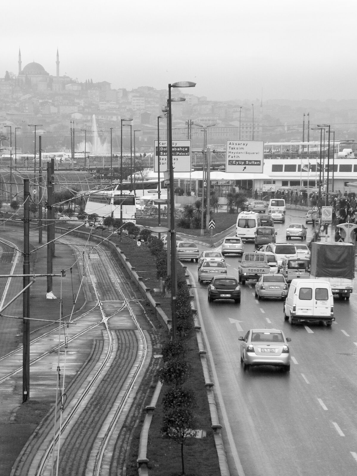 Strassenverkehr und Zugschiene in Istanbul, Türkei